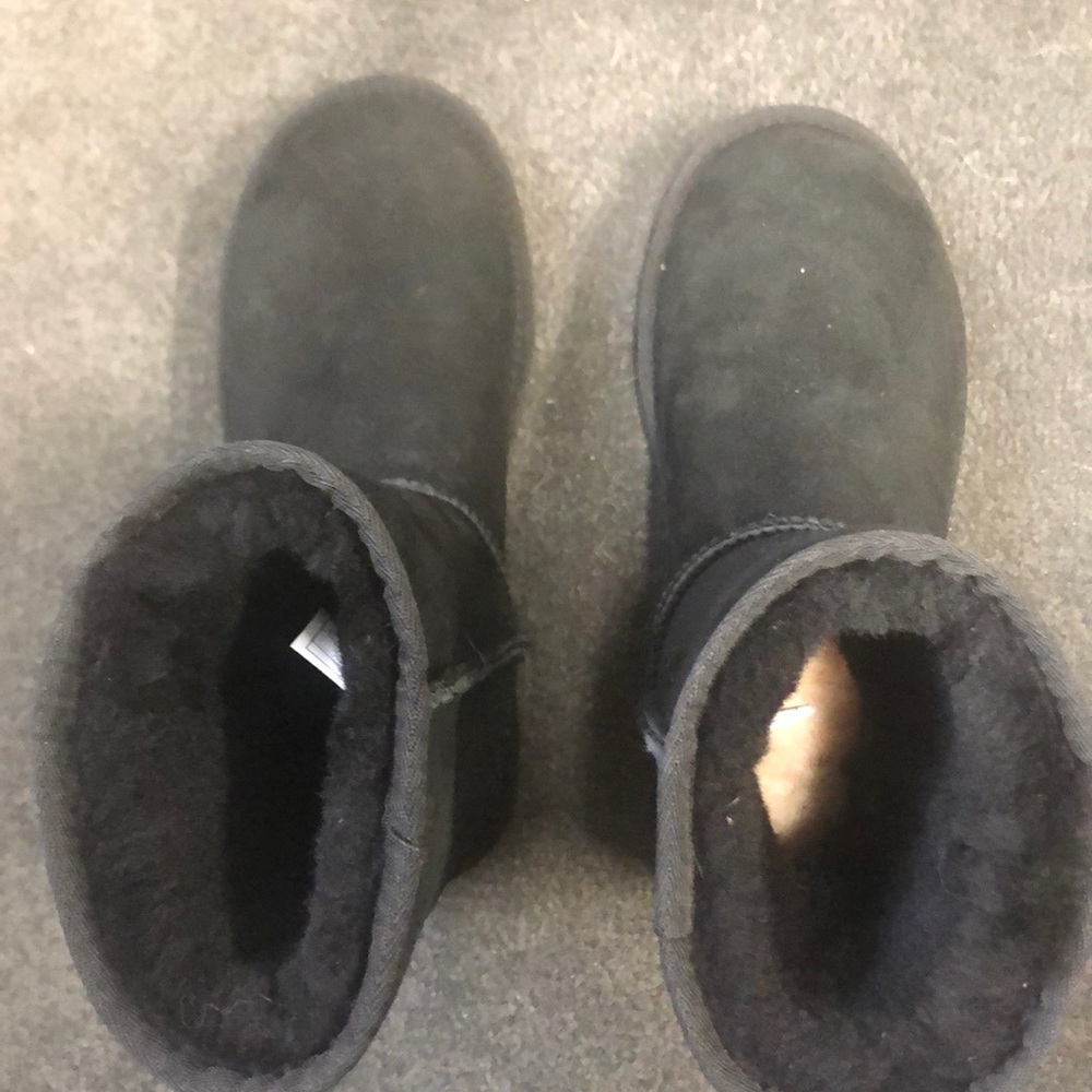 black uggs classic II short boot worn once